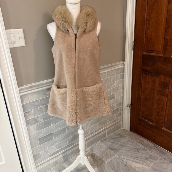 La Fiorentina. Tan White Fox Fur Hooded Vest - Picture 1 of 7